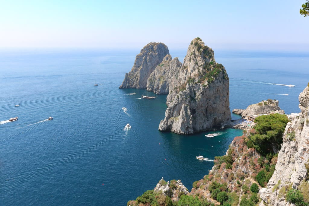 Faraglioni rock||Capri blue grotto|