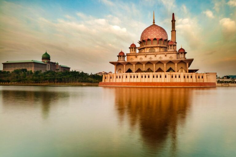 The Putra Mosque||||Cable car to Genting Highlands||Putrajaya|Prime Minister’s office in Putrajaya|KL Tower||Merdeka Square|The National Mosque of Malaysia|National Monument|